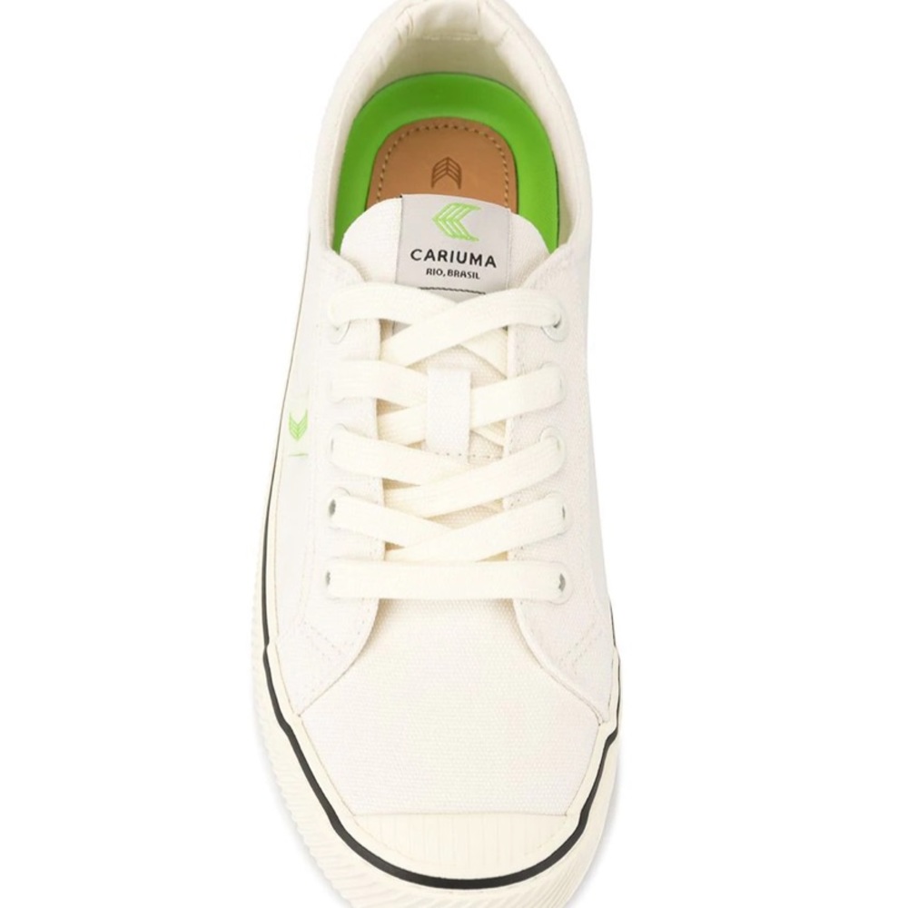 Cariuma ~ white, canvas, low top, lace up, sneaker; in super condition!!